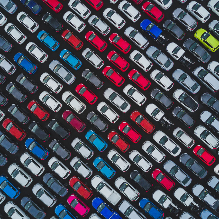 Vy ovanifrån på bilar parkerade tätt inpå varandra